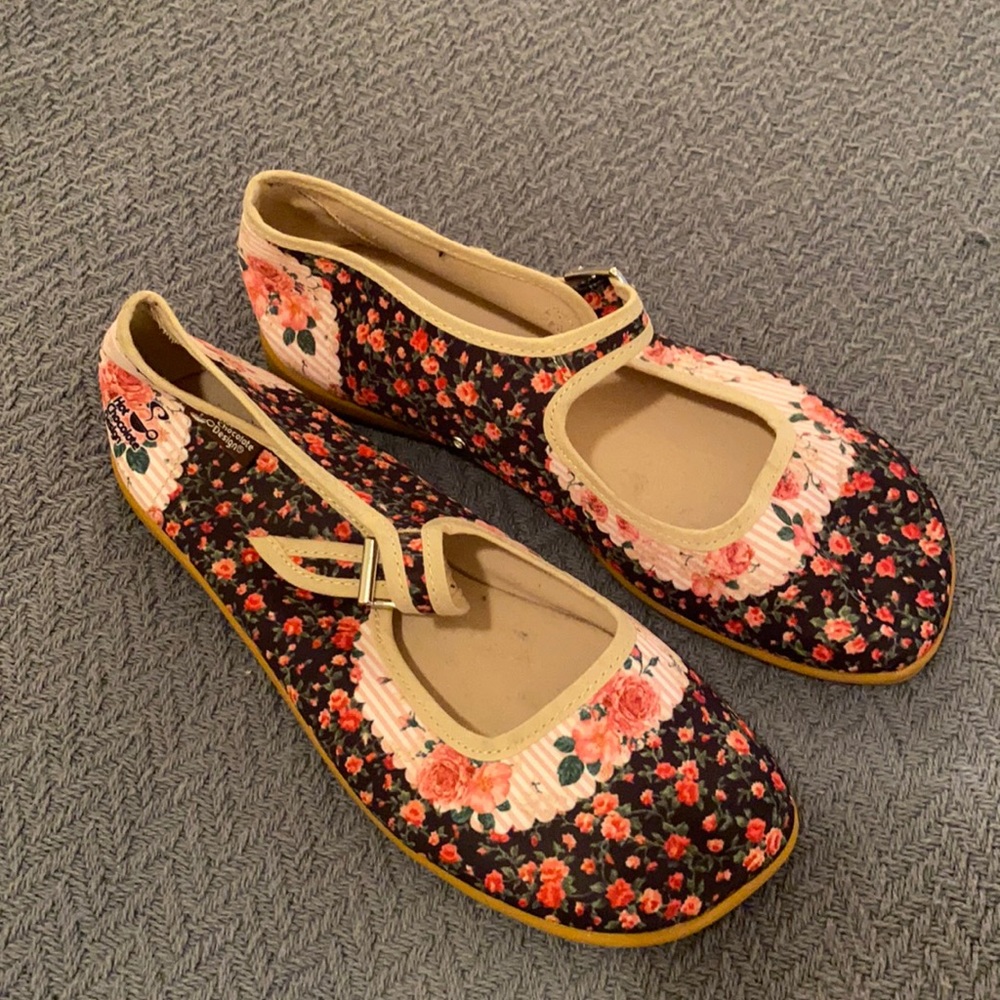 Floral Chocolaticas Mary Janes size 8